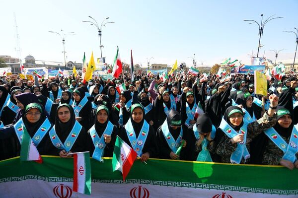 دانش آموزان و مسئولین در کنار یکدیگر، روز دانش‌آموز را رقم زدند