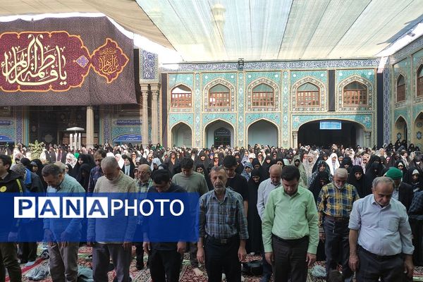 حضور مدیر آموزش و پرورش ناحیه دو شهرری در کنار دانش آموزان در نماز جمعه 