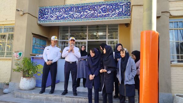 گرامیداشت هفته نیروی انتظامی در دبیرستان دخترانه پیرایش یک