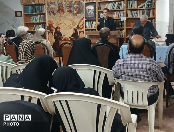 تجلیل از دانش آموزان برگزیده مسابقات شعرخوانی و مشاعره در قم