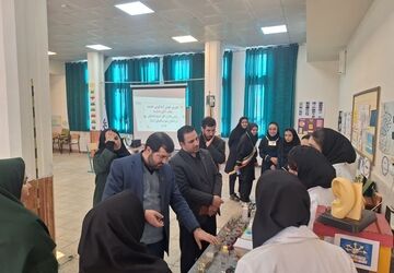 نمایشگاه دست‌سازه‌های پژوهشی و فناورانه مدارس در دبیرستان فرزانگان استعداد درخشان ملارد