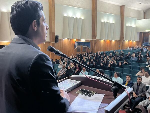 تجلیل از برترین‌های آموزشی و پرورشی دبیرستان نمونه آیت‌الله خامنه‌ای کاشمر