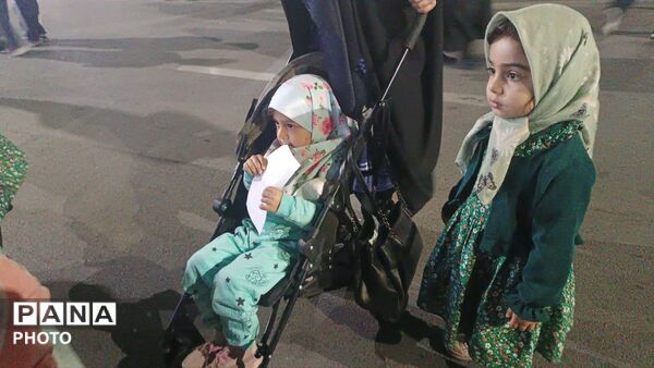 کودکان ایران حتی با کالسکه و سن کم هم پای آرمان های انقلاب اسلامی ایران ایستاده اند