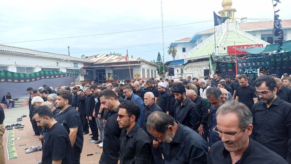اقامه نماز ظهر عاشورا در محمودآباد 