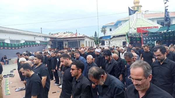 اقامه نماز ظهر عاشورا در محمودآباد 