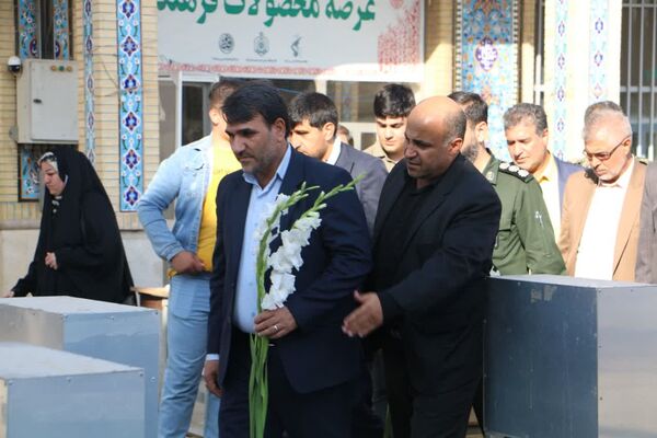 گلباران مزار شهدا به‌مناسبت هفته دفاع مقدس در آستان مقدس امامزاده بی‌بی سکینه ملارد