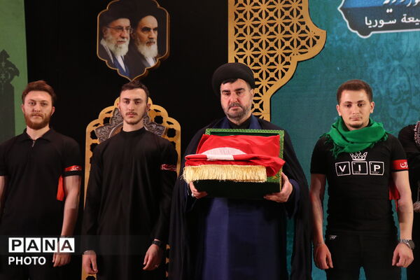 پرچم حرم حضرت زینب در میان شیعیان عزادار سوریه