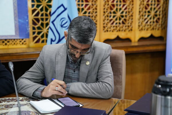 نشست مدیرکل آموزش و‌ پرورش استان اصفهان با نمایندگان شورای دانش‌آموزی و مجلس دانش‌آموزی استان 