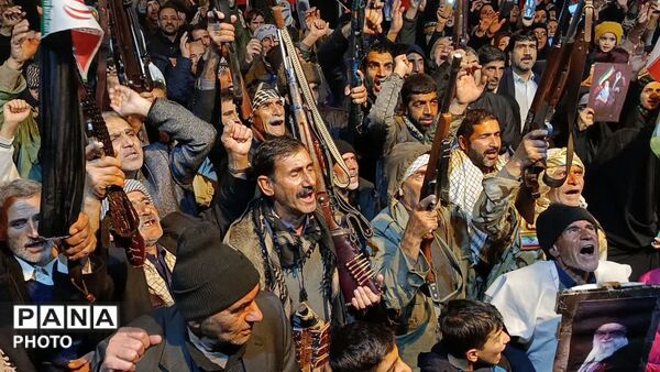 حضور با شکوه قشرهای مختلف مردم دلفان در پانزدهمین اجتماع شبانه در میدان امام خمینی(ره)