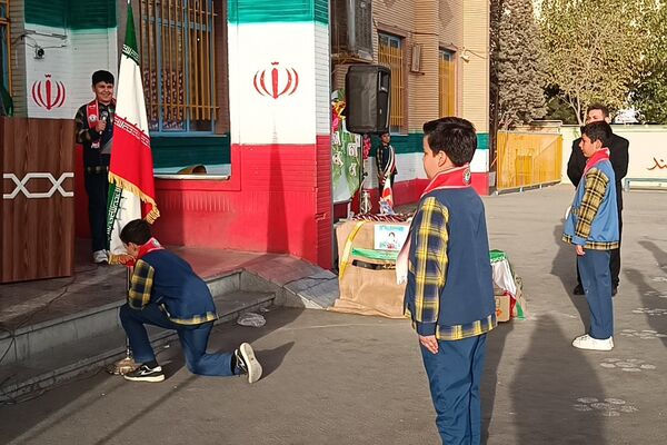 دانش‌آموزان دبستان معمارزاده در سیزده آبان