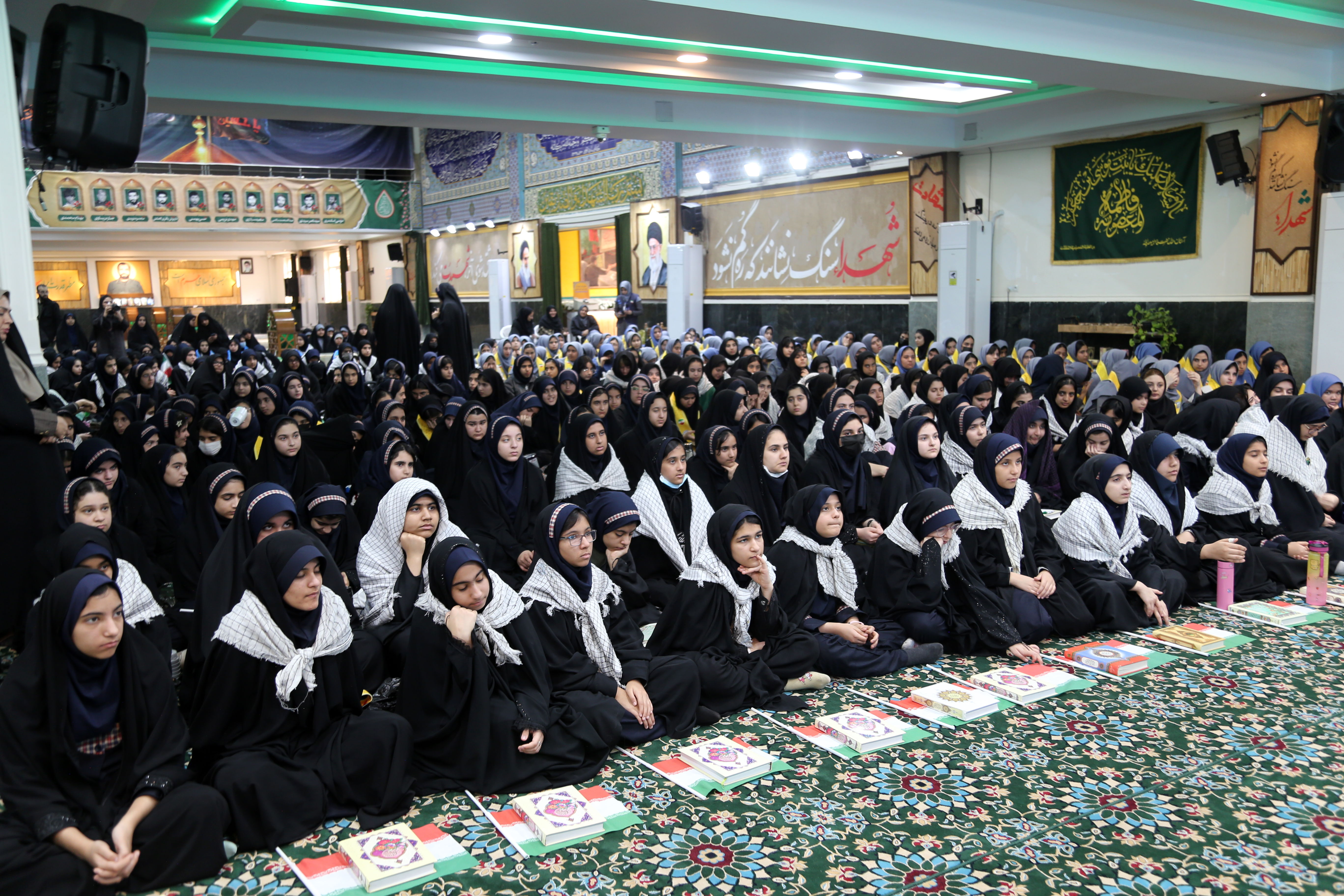 دانش‌آموزان دختر ناحیه یک در محفل اُنس با قرآن گرد‌هم آمدند