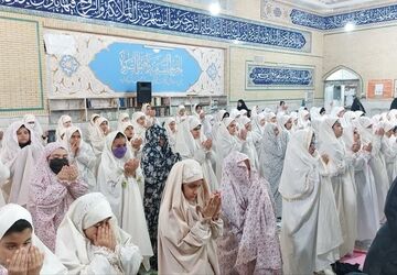  نماز جماعت دبستان مصلی نژاد در مسجدامام حسین( ع)