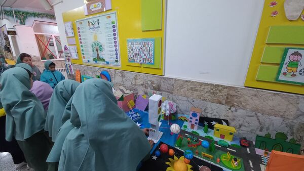 نمایشگاه هفته پژوهش در دبستان شاهد تحقیقی ناحیه ۶