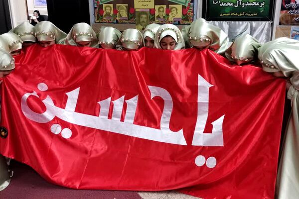 پرچم متبرک امام حسین(ع) میهمان دانش‌آموزان مدرسه زنده‌یاد قمصری
