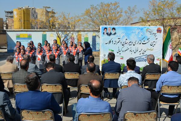 حاج مجید خوئی و بانو کمپانی، سازندگان ۹ کلاس جدید برای دختران بهارستانی
