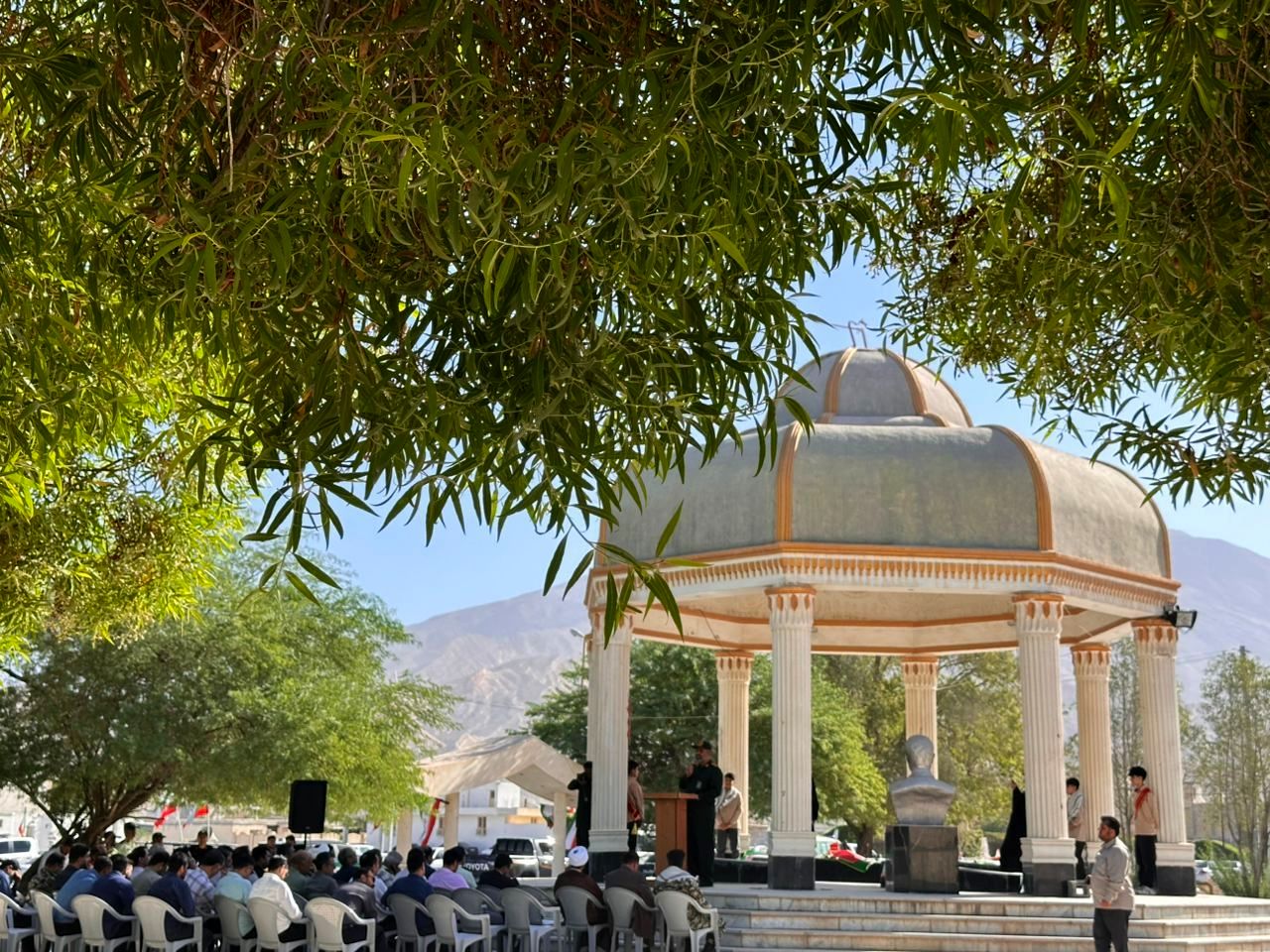 غبارروبی قبور مطهر شهدا در بستک