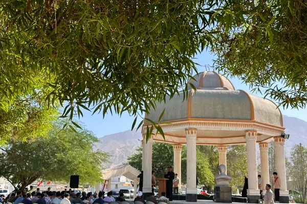 غبارروبی قبور مطهر شهدا در بستک