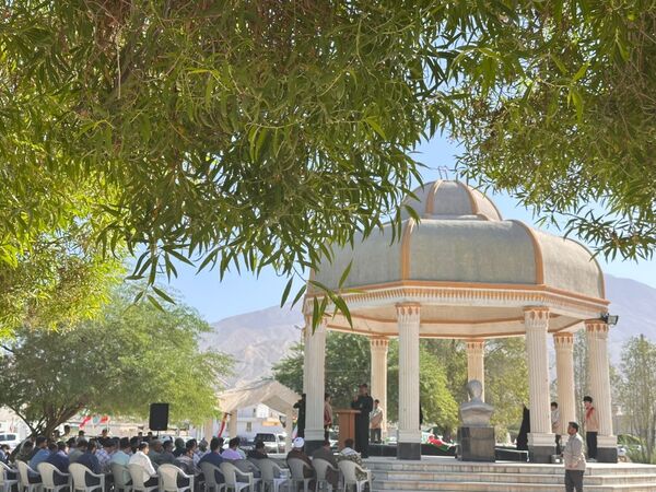 غبارروبی قبور مطهر شهدا در بستک