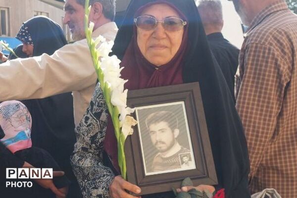 وداعِ پرشورِ دختران مدرسه مالک ملارد با شهید گمنامِ 