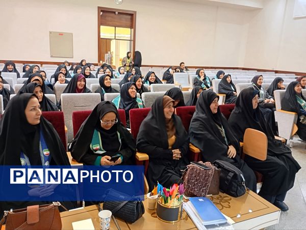 آموزش ضمن خدمت مربیان پیشتازان مدارس در دبستان آرمینه مصلی نژاد 