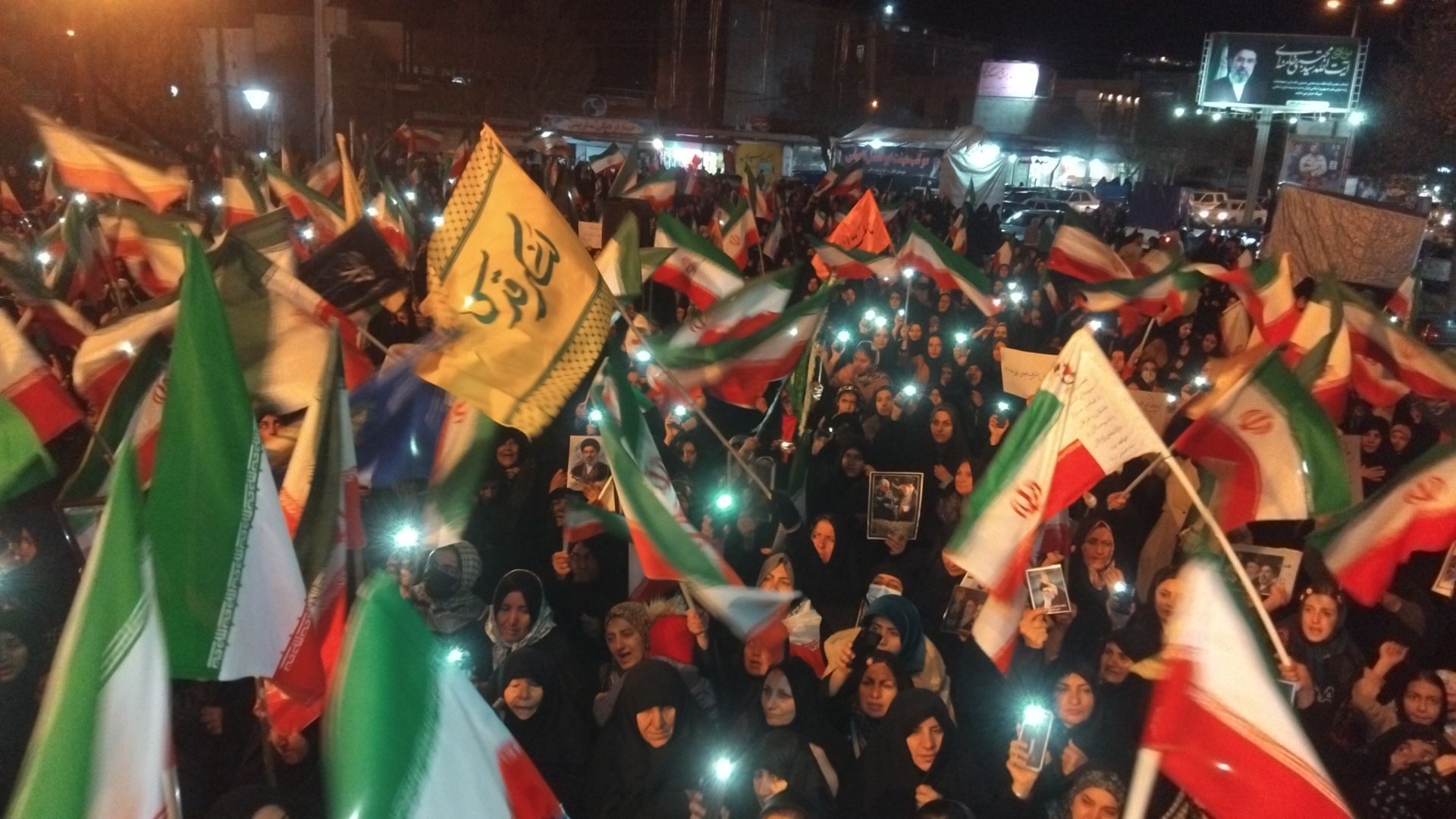 تجدید بیعت مردم نورآباد با رهبر انقلاب در پرتو پرچم متبرک امام رضا(ع)