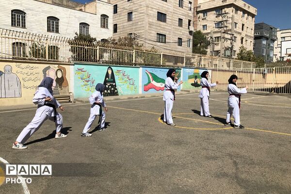 آیین نواختن زنگ جوانه ها در مدرسه شاهد نجمه ناحیه دو شهرری 