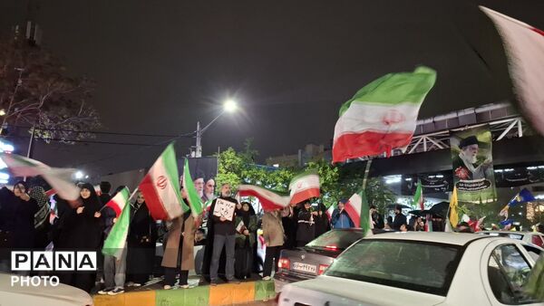 اجتماع پرشور مردم مشهد در خیابان هاشمیه با وجود بارش باران