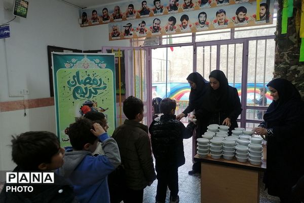 محفل انس با قرآن کریم در مدارس نامجو و آرمینه مصلی نژاد ناحیه دو شهرری 