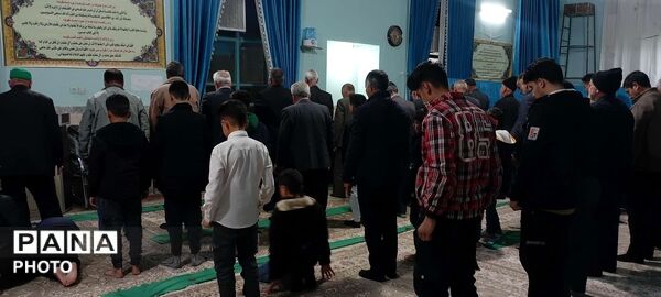 نماز جماعت همزمان با شروع سال جدید در روستای نقاب خلیل آباد