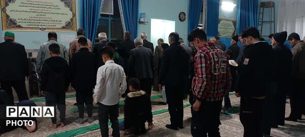 نماز جماعت همزمان با شروع سال جدید در روستای نقاب خلیل آباد