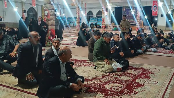 قرائت زیارت عاشورا توسط زائران مسجد جمکران در گلزار شهدای یاسوج