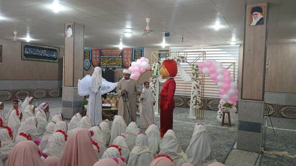 دانش‌آموزان دبستانی فین پیمان بندگی خود را جشن گرفتند