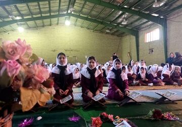 مراسم ایام فاطمیه و محفل انس با قرآن در دبستان استقلال حاجی‌آباد