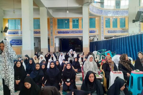 اقامه نماز جماعت دانش‌آموزان در مسجد
