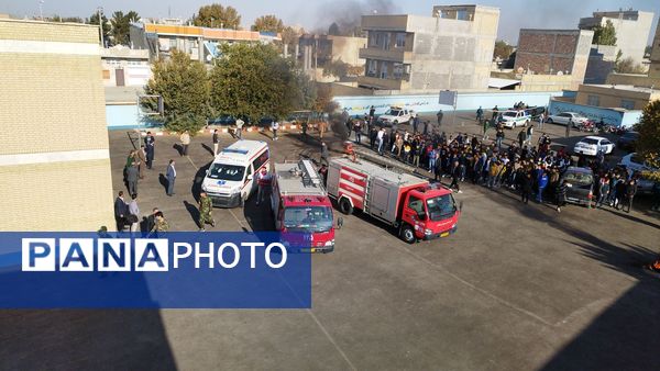 دانش‌آموزان ملکان در خط مقدم ایمنی؛ اجرای مانور پدافند غیرعامل در مدرسه امام حسین(ع)