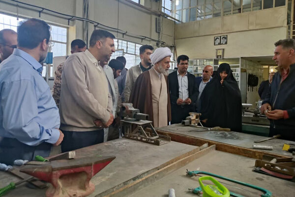 بازدید نماینده ولی فقیه استان فارس از هنرستان طالقانی در آستانه هفته بسیج
