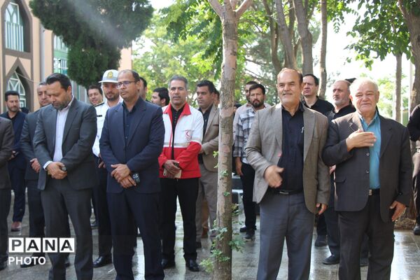 غبارروبی مزار شهدا با حضور مسئولین شهرستان سملقان
