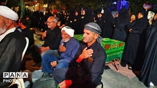 آیین عزاداری و نماز استغاثه به یاد رهبر امت اسلام در حسینیه امام خمینی 