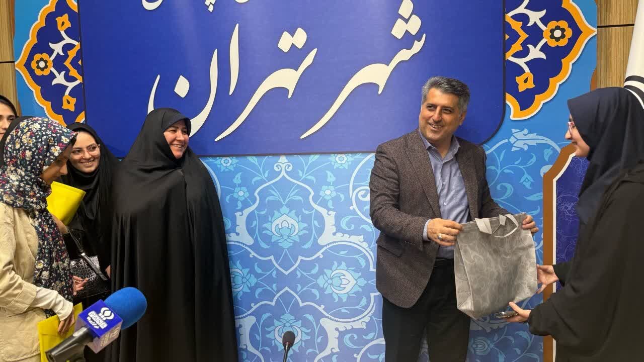 تقدیر از دانش‌آموزخبرنگاران، نمایندگان مجلس و مجامع دانش‌آموزی در نشست گفت‌وگوی بین‌نسلی تهران
