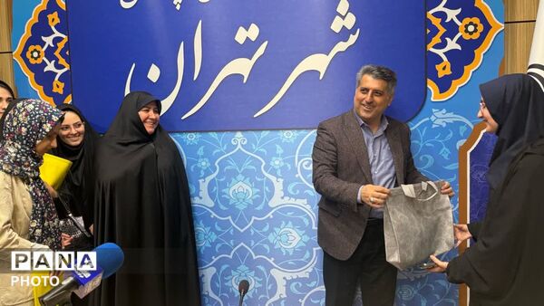 تقدیر از دانش‌آموزخبرنگاران، نمایندگان مجلس و مجامع دانش‌آموزی در نشست گفت‌وگوی بین‌نسلی تهران