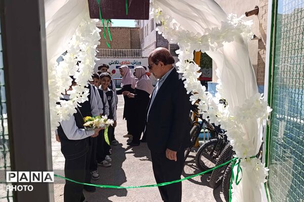 محفل انس با قرآن و برپایی نماز جماعت در مدرسه ابتدایی ایمان بجنورد