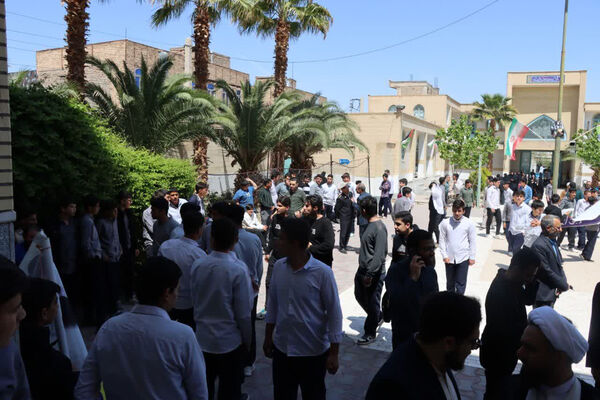 راهپیمایی دانش‌آموزان جعفرآباد قم در اعلام حمایت از عملیات وعده صادق