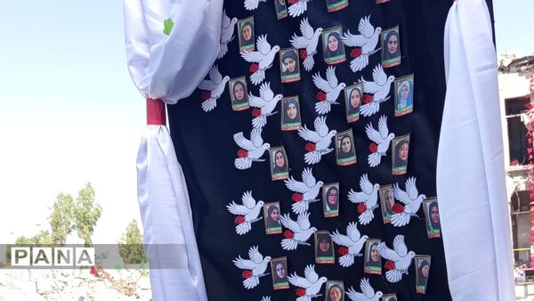 زنگ سپاس معلم همزمان با سراسر کشور در مدرسه شجره طیبه میناب