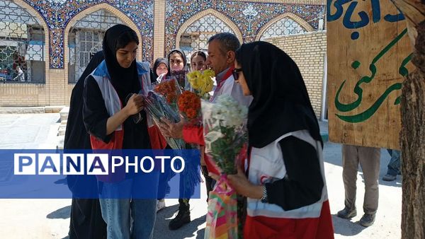 غبارروبی گلزار شهدا به‌مناسبت هفته هلال احمر در اشتهارد