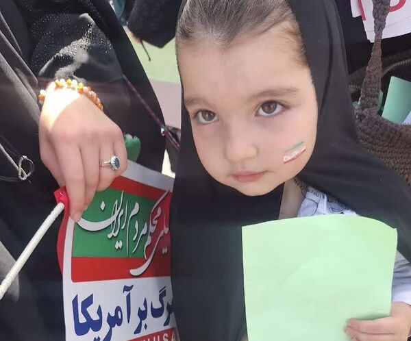 دختران آموزشگاه نوریه شهرستان جیرفت در راهپیمایی امروز