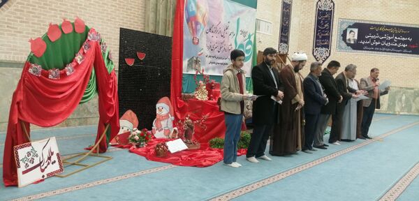 تقدیر از دانش‌آموزان برگزیده ناحیه چهار قم در جشنواره «فردا»