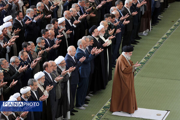 اقامه نماز عید فطر به امامت مقام معظم رهبری