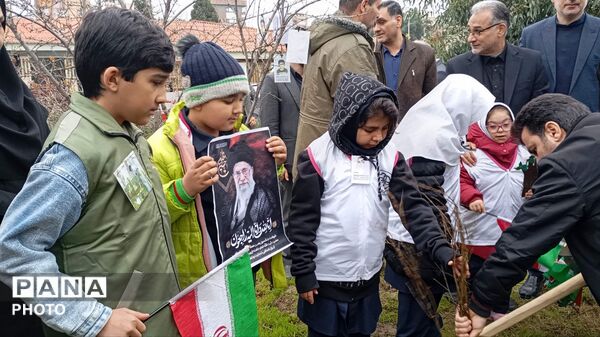 دانش‌آموزان گرگانی نهال عشق به وطن کاشتند