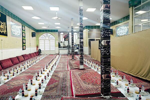 حضور دانش‌آموزان دبستان حاتم ناحیه دو شهرری در مراسم ضیافت افطاری 