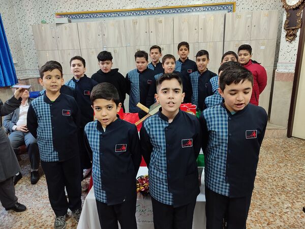 اهدای هدیه به معلمان به‌مناسبت میلاد حضرت علی (ع) و روز پدر در دبستان هیات امنایی فرهنگ